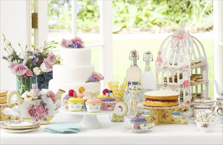 Romantické párty dekorácie vo vintage štýle s kvetinovými motívmi na riadoch večierková výzdoba letná párty vinobranie romantika riad biely koláč ruže nápad