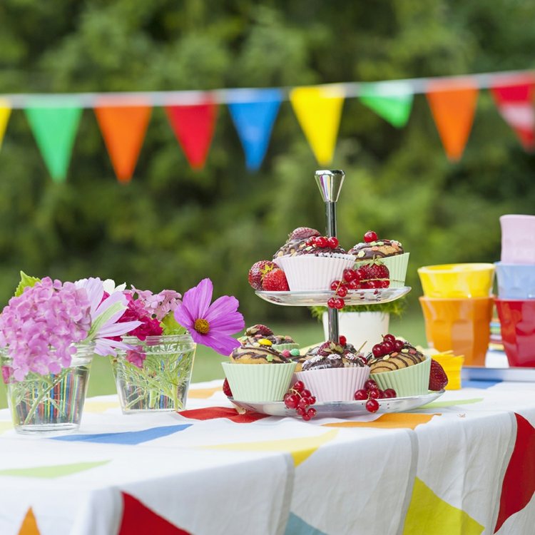 Na letnú párty môžete dezertný stôl ozdobiť aj akýmkoľvek ovocím letná párty párty dekorácia farebný veniec vzor obrus kvety vázy ríbezle
