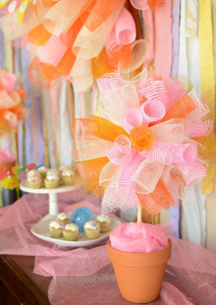 Tento roztomilý stromček vyrobený zo stúh je ideálny na letnú párty pri akejkoľvek príležitosti párty dekorácia na letný festival stromová tkanina drotár nápad cupcakes obrus