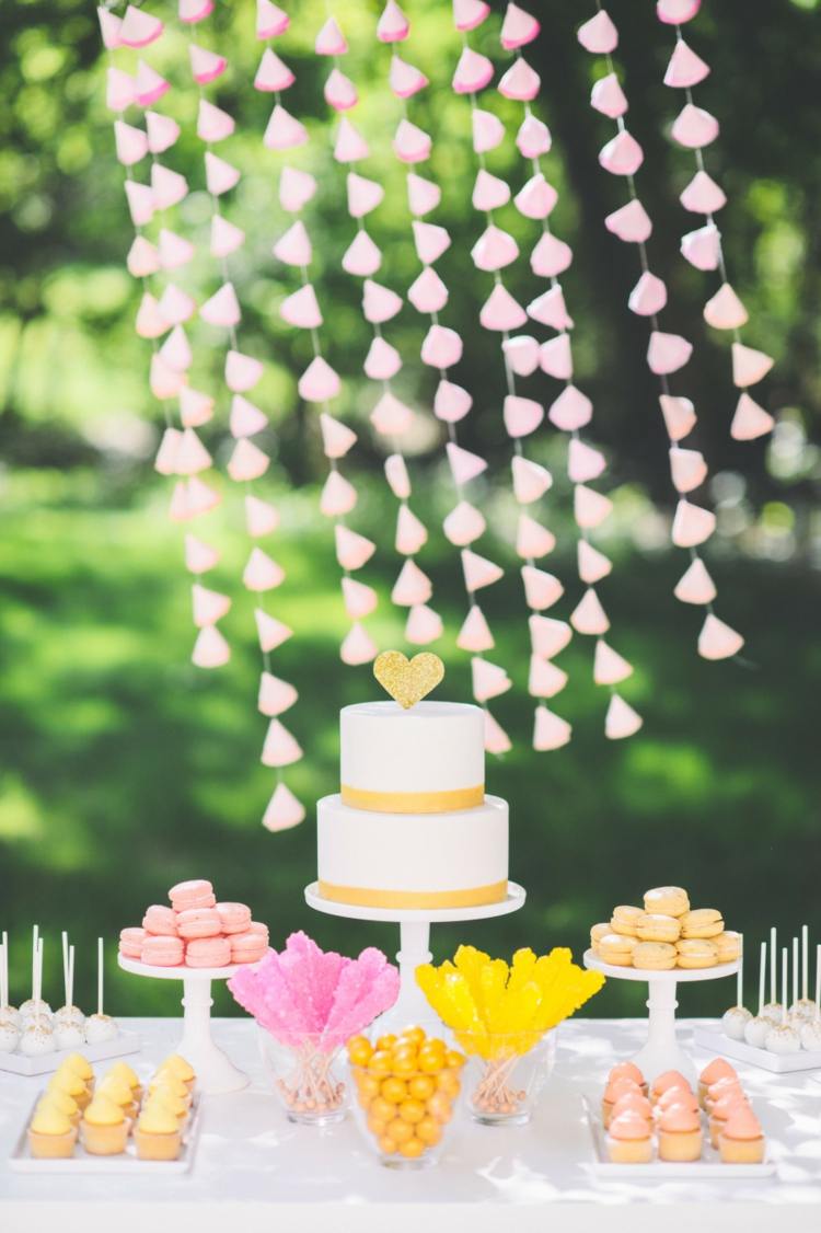 Večierkové dekorácie na letnú párty - dezertný stôl zvýrazní romantická girlanda letná párty party dekorácia veniec záhrada ozdobiť dezertný stôl tortové sušienky
