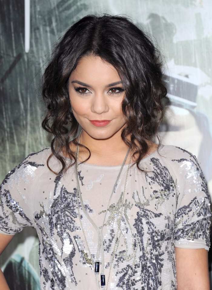 Nápady na účesy-brunetka-Vanessa Hudgens rada nosí stredné partings a vlny na vlasy Brunetky-nápady-účesy-Vanessa-Hudgens-stredné lúčenie-tmavé hnedé vlasy-vlnité
