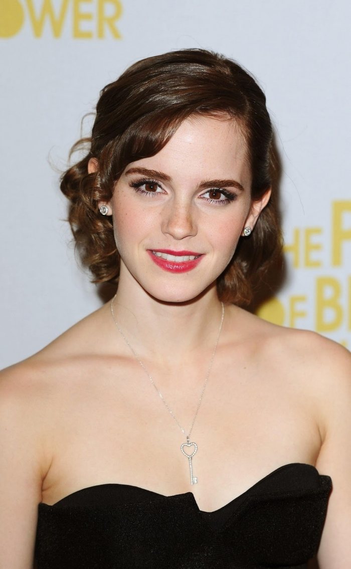 Účesy Emmy Watsonovej - lesklé retro vlasy zopnuté nízko vzadu na hlave Účesy-Emma-Watson-retro-vzhľad-lesklé-vlasy-uhladené-červené-rúž