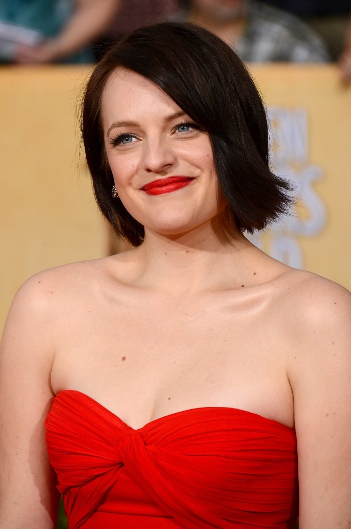 Hollywoodske vlasové inšpirácie pre hnedovlasý elegantný bob účes od Elisabeth Moss Hollywoodske vlasy-inšpirácie-hnedé vlasy-rovné-bob-účes-Elisabeth-Moss-retro-look
