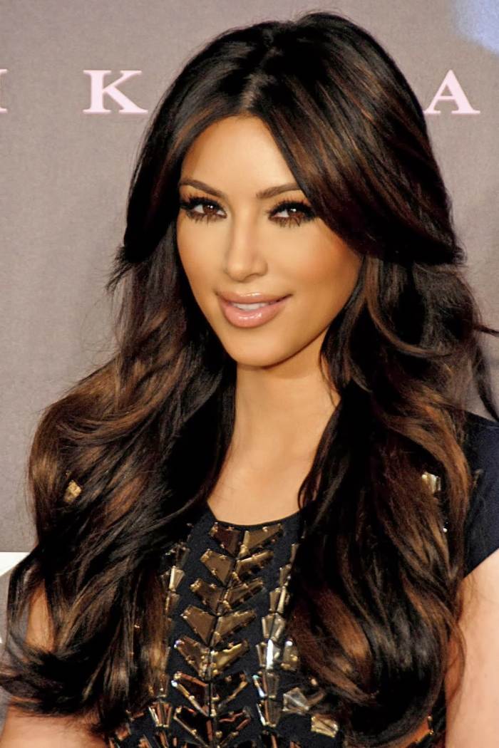 Hollywoodske účesy na úpravu účesu-vlnité hnedé vlasy s objemom a stredovým rozchodom-Kim Kardashian Ki-kardashian