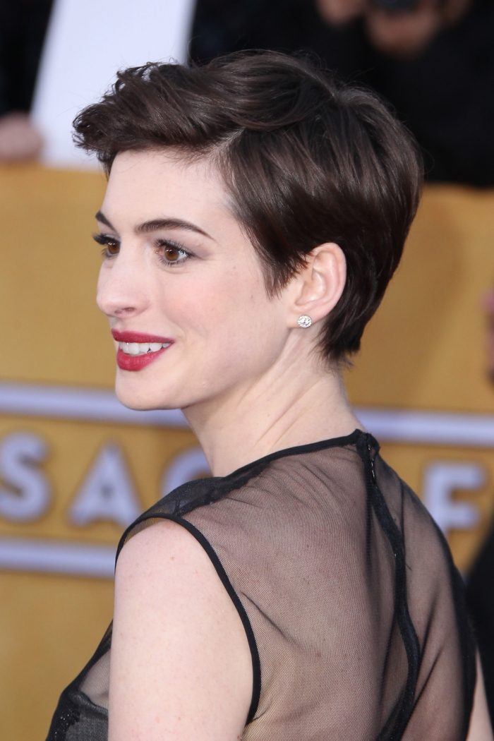 ohromujúce krátke účesy s bočným delením Anne Hathaway Krátke účesy-nápady-Anne-Hathaway-bočné lúčenie-čierne-šaty-transparentné-zadná oblasť