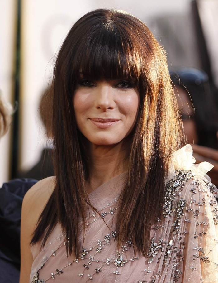 hnedovlasé celebrity-sandra bullock s ofinou-objemné a elegantné hnedé vlasy-celebrity-sandra-bullock-s-ofinou-objem-padajúce-hlboko do tváre