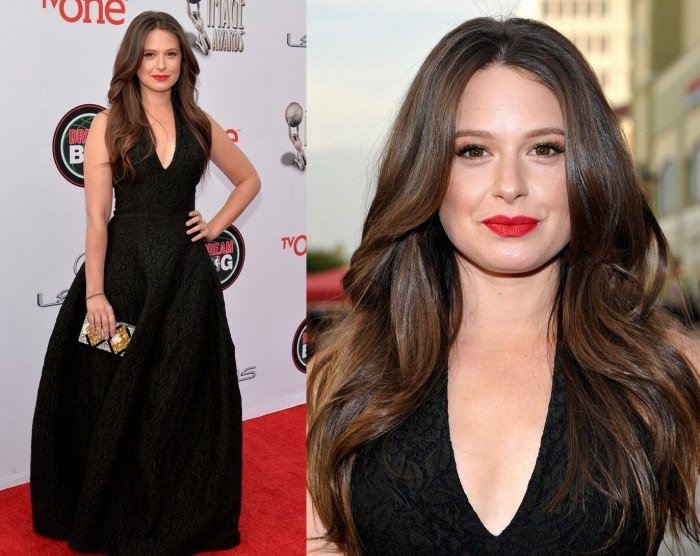 Účesy pre brunetky - Katie Lowes nosí rozpustené vlasy v prírodnej hnedej farbe so stredovým predelom atraktívne účesy pre brunetky-Katie-Lowes-otvorené-vlasy-prírodné-hnedé-centrum lúčenie