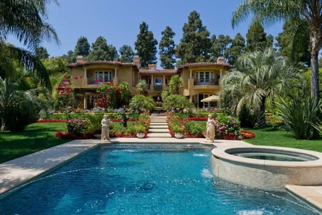 Záhrada s dizajnom bazéna, veľký dvorný bazén