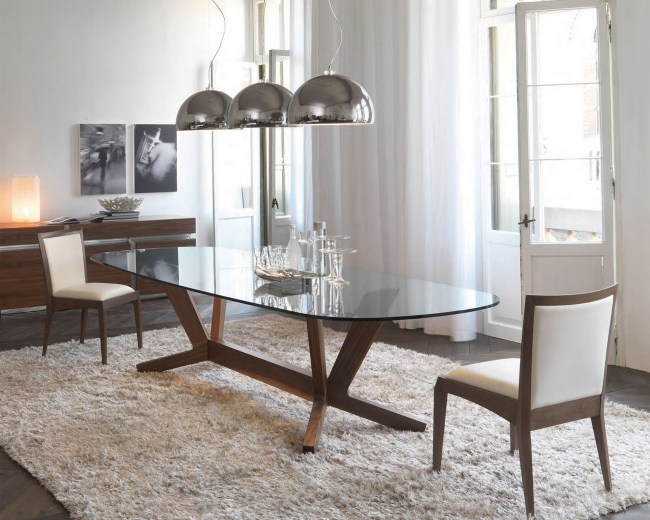 oválny jedálenský stôl drevené nohy sklenené horné kovové závesné svetlá