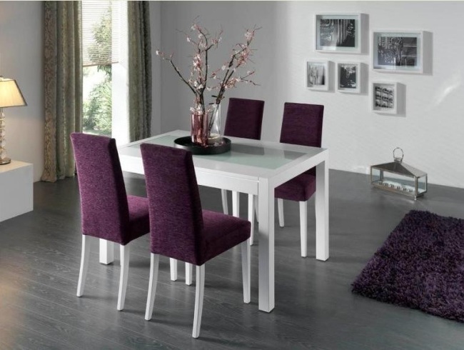 sivá laminátová podlaha jedálenský stôl bielo fialové čalúnené stoličky