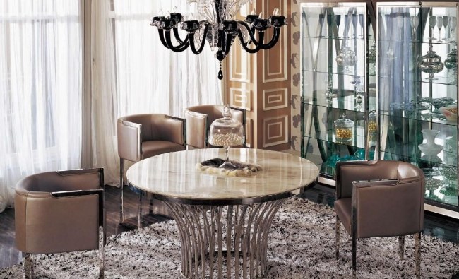 okrúhly jedálenský stôl štyri čalúnené kreslá kovové akcenty mramorová doska
