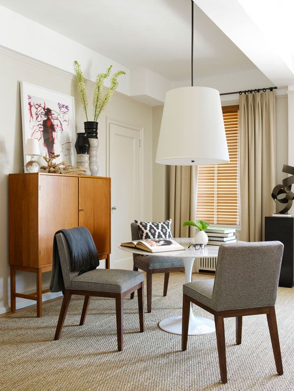 nábytok do jedálne biely jedálenský stôl okrúhle retro zariadenie