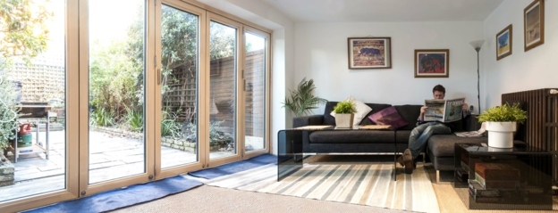 Na úsporu energie by v pasívnom dome mali byť použité vysoko kvalitné materiály leto zima energeticky úsporný pasívny dom čelné okná slnko