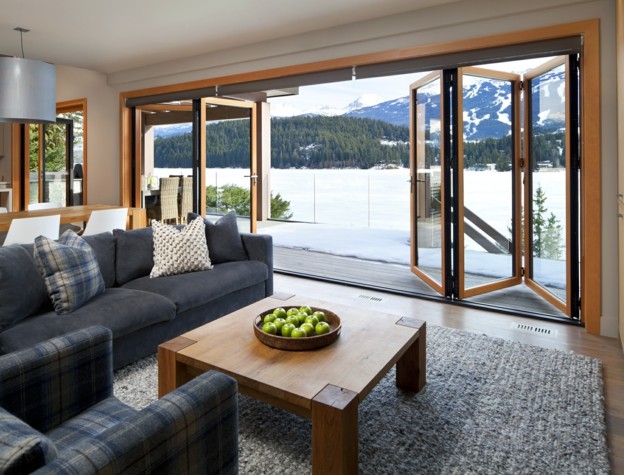 Pasívne domy s posuvnými dverami zaisťujú dostatok slnečného svetla a dobré vetranie posuvné dvere do obývačky pasívny dom využívajú na úsporu energie slnečné svetlo