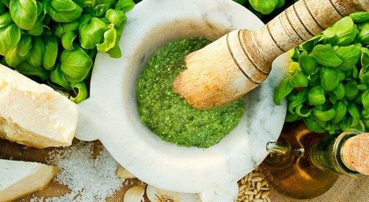 cestovinové omáčky recepty vegetariánska s mäsom príprava chutných receptov nápady talianske cestovinové jedlá pesto píniové oriešky olivový olej parmezán