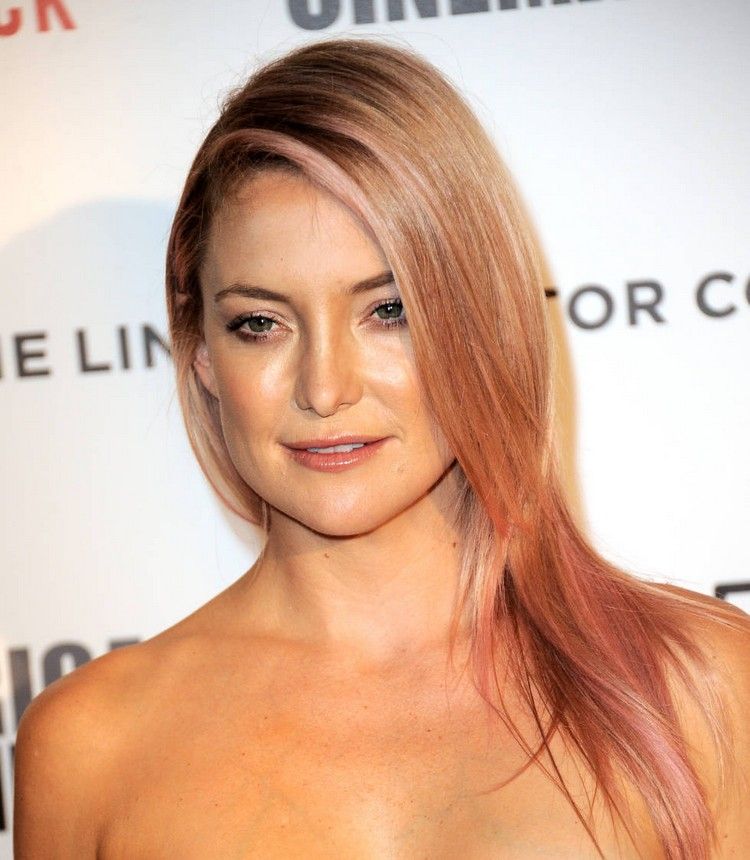 Kate Hudson s tmavými blond vlasmi a ružovými cípmi trendy-vlasy-pastel-farbenie-čipky-ružové-tóny-farby-vlasov