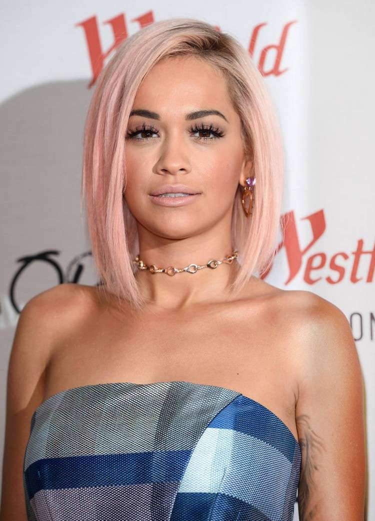 Rita Ora s elegantnými pastelovými ružovými vlasmi vlasy-pastelové-farbivo-ružové-vlasy-opálené-koža