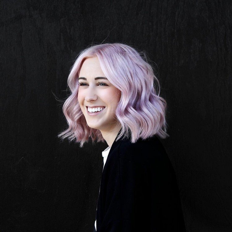 Farbite stredne dlhé vlasy fialovou farbou kučery na vlasy-pastelové-farbivo-pastelové-purpurové-stredne dlhé-vlasy