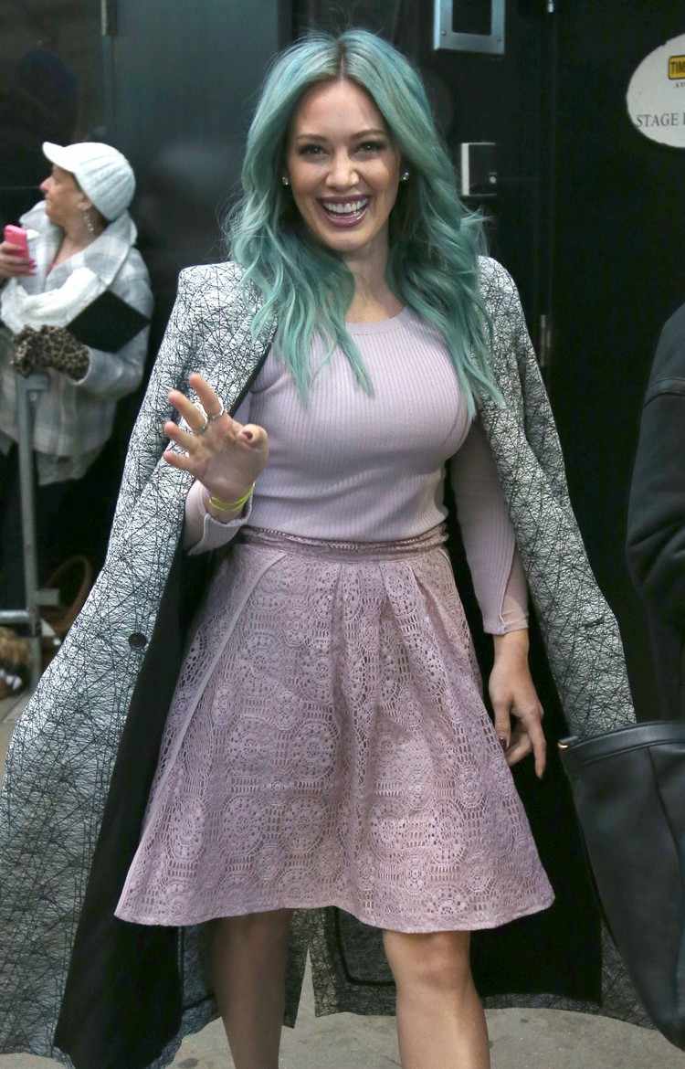 Hilary Duff s akvamarínovými vlasmi vlasy-pastelové-farbivo-modré-vlasy-outfit-kombinovať