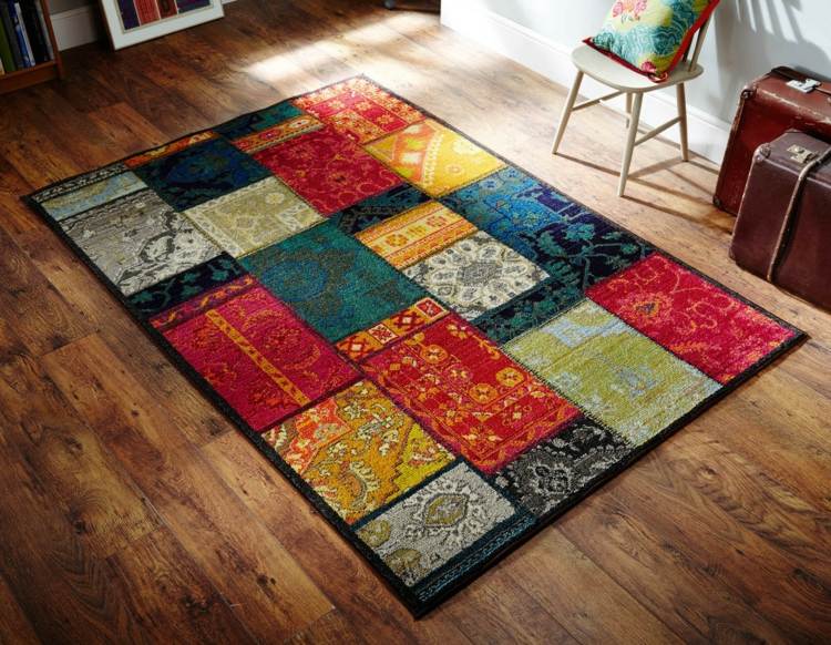 patchwork koberec parkety-rustikalna podlaha-drevo-farby-akcenty-kufor-koza-retro