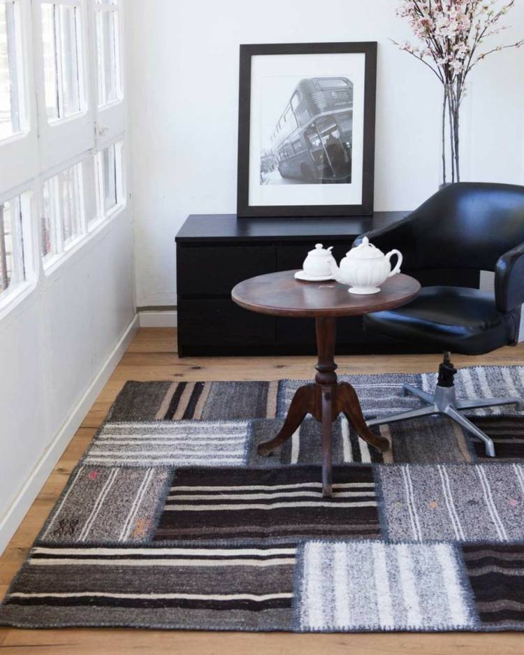 patchwork-koberec-kilim-design-retro-sivá-koža-otočná stolička