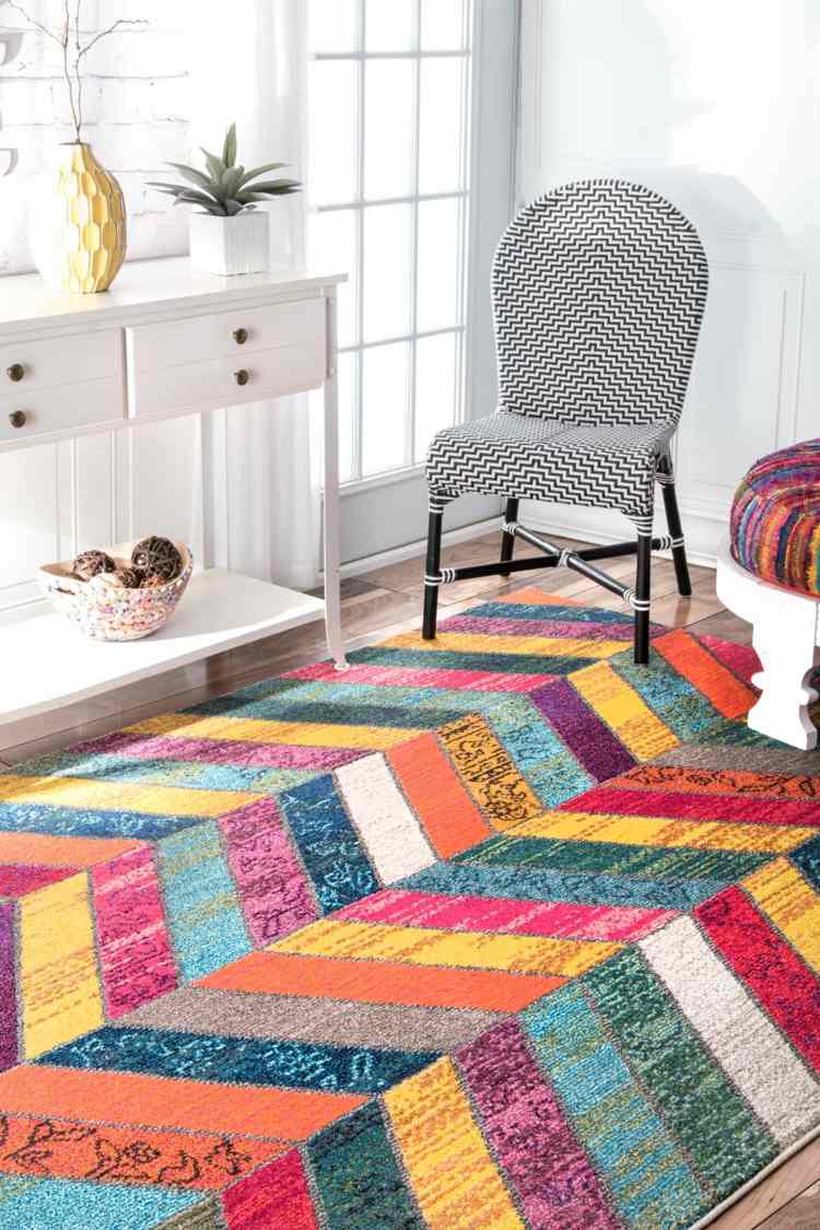patchwork-koberec-farebný-vzor-cik-cak-pruhy-chevron-stolička