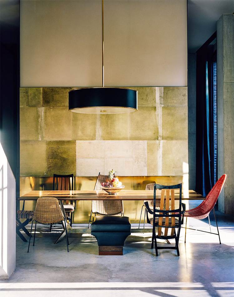 patina efekt stena obklad z prírodného kameňa jedálenský stôl rôzne stoličky