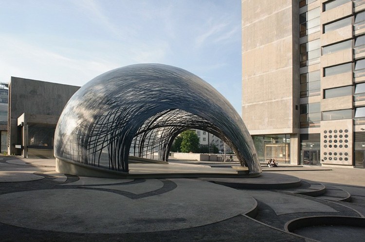Uhlíkový pavilón má tvar kupoly pavilón prírodného uhlíka inšpirácia architektúra pavučinovej bubliny