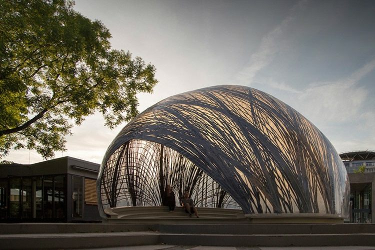 Pavilón navrhli študenti v rámci výskumného projektu pavilón uhlík inšpirácia vzduchová bublina voda pavúk nápad študenti
