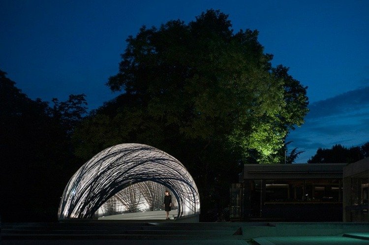 Uhlíkový pavilón je v noci efektívne osvetlený pavilón uhlíkové nočné osvetlenie plastový myšlienkový projekt