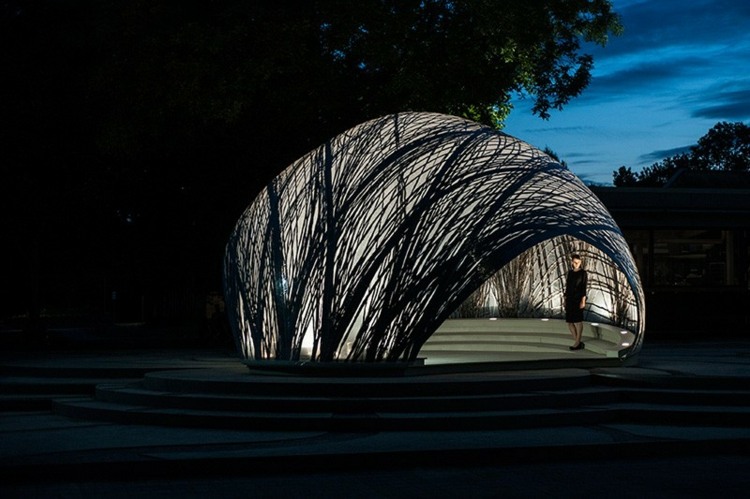 Pavilón vyzerá veľmi atraktívne aj v noci pavilón uhlíka stuttgartská univerzita inovatívna konštrukcia