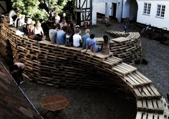 pavilón z europaliet upcyklujúci schodiskovú konštrukciu