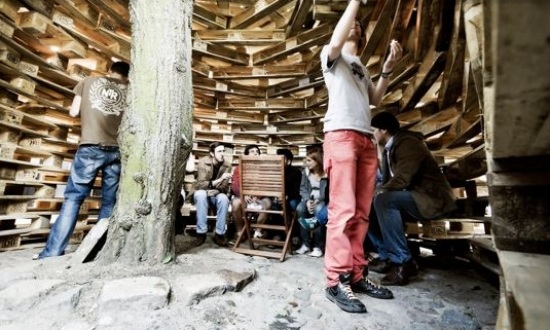 pavilón vyrobený z prepravných paliet, ktoré sú šetrné k životnému prostrediu