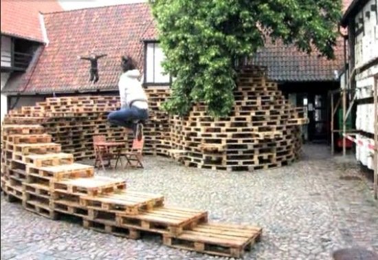 pavilón vyrobený z prepravných paliet upcyklujúcich sociálnu sféru