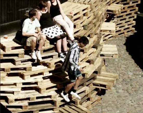 pavilón vyrobený z prepravných paliet upcyklujúci relaxačný priestor