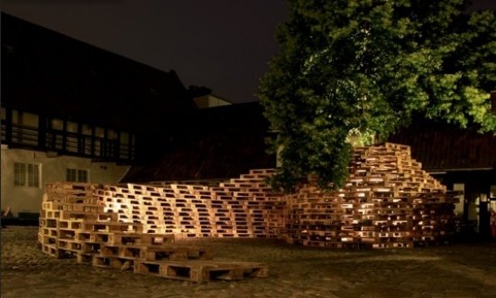 pavilón expedujúci palety vo večerných cykloch