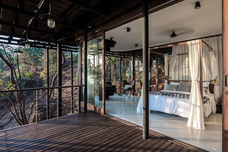 pavilón-došková strecha-prirodzene-krásna-terasa-spálňa-sklenená fasáda