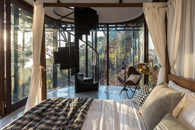 pavilón-došková strecha-prirodzene-krásne-sklenené-fasádne-spálne-výhľad-príroda