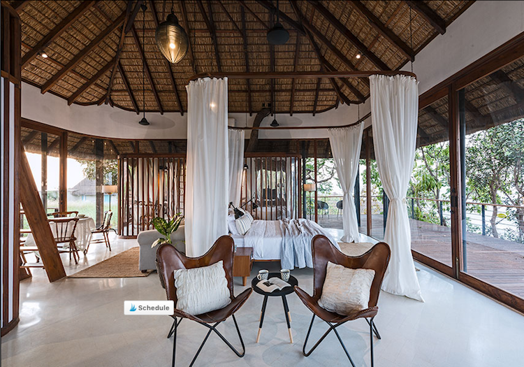 Pavilónová slamená strecha-biela-baldachýn-sklenená fasáda