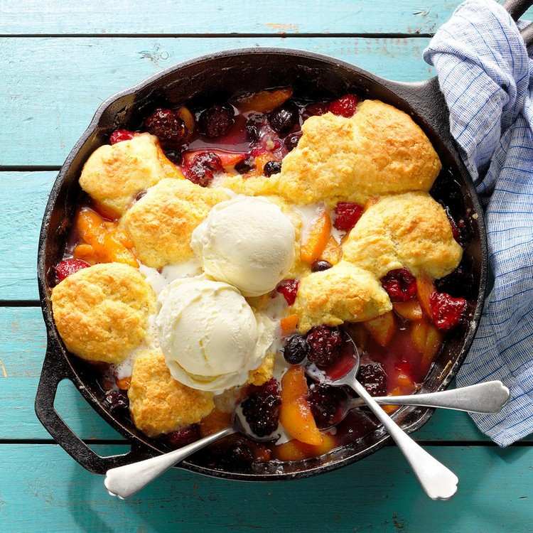 Peach Cobbler recept broskyňový kastrol s čerstvými bobuľami a letnými zmrzlinovými dezertmi s ovocím