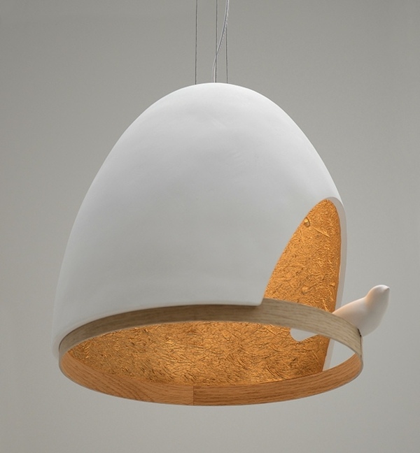 Dizajnová figúrka domu obrábaná drevom