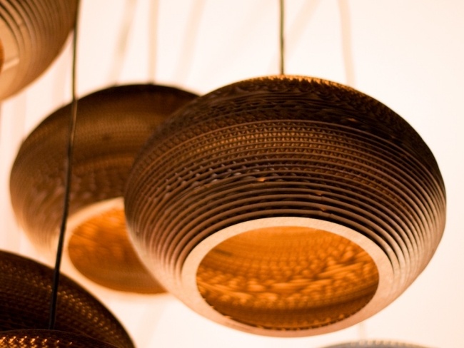 Závesné svetlá v dizajne sivých nohavíc, kartónový materiál závesné svetlá sivé nohavice kartónový materiál