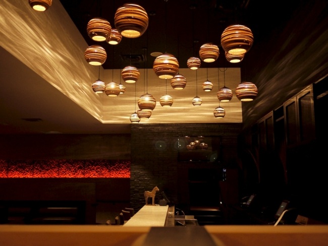 závesné svetlá scraplights sivé nohavice bar interiérové efekty závesné svetlá dizajn scraplights sivé nohavice bar interiér