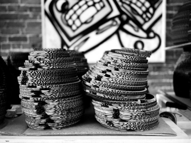 Ekologický nápad na závesné svetlá vyrobené z recyklovaných kartónových krúžkov závesné svetlá dizajn kartónové prstene ekologický nápad