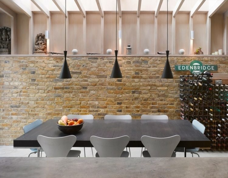 Jedáleň s závesnými svetlami zariadila moderné štýlové čierne tienidlá