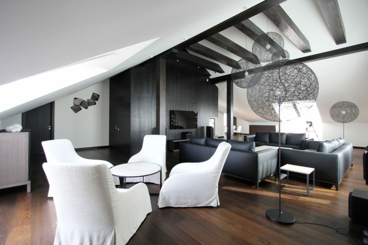 Penthouse Design - posedenie v monochromatickom štýle obývacia izba penthouse dizajn parkety tmavohnedé biele stoličky