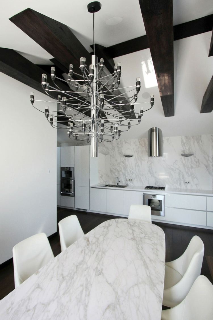 Elegantný dizajn v jedálni s lustrom jedálenský kút kuchynský sporák mramorový stôl biely luxusný dizajn penthouse