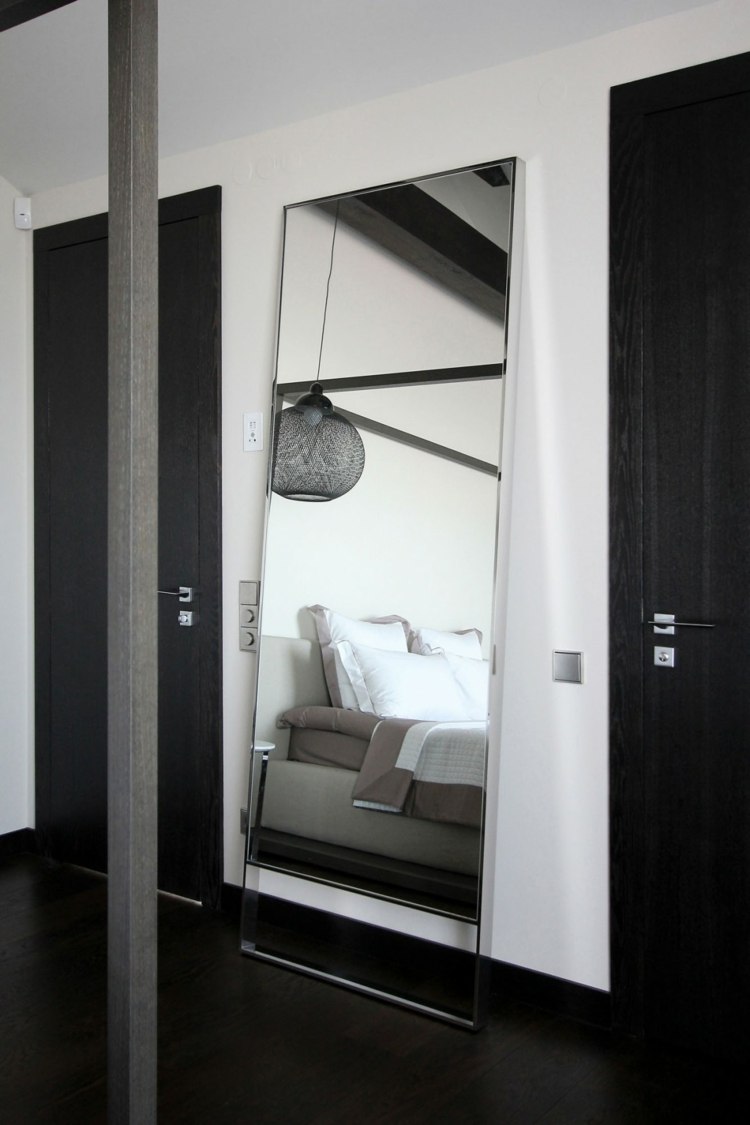 Dizajnové zrkadlo v spálni je veľmi elegantné zrkadlo dizajnové dvere dvere tmavý penthouse nápad