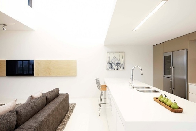 moderný penthouse-otvorená kuchyňa-oblasť-biela-norman-park-dcruz-design-group