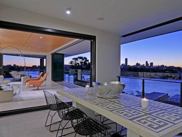 mozaika-povrch-vonku-tuš-moderné-kovové-stoličky-čierny-lak